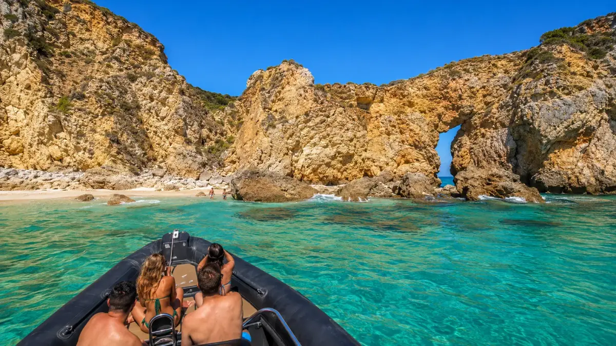Sesimbra: Praias e Grutas da Arrábida de Barco com Snorkeling